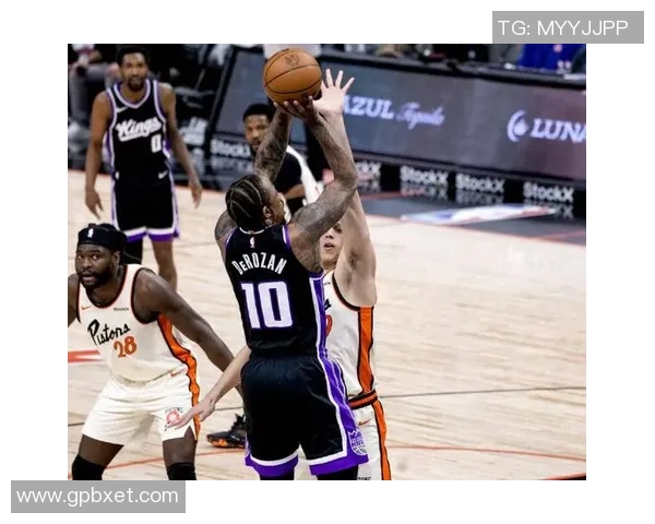 德罗赞砍下37分小萨贡献三双拉文狂轰43分助国王战胜活塞收获三连胜 德罗赞砍下37分小萨贡献三双拉文狂轰43分助国王战胜活塞收获三连胜